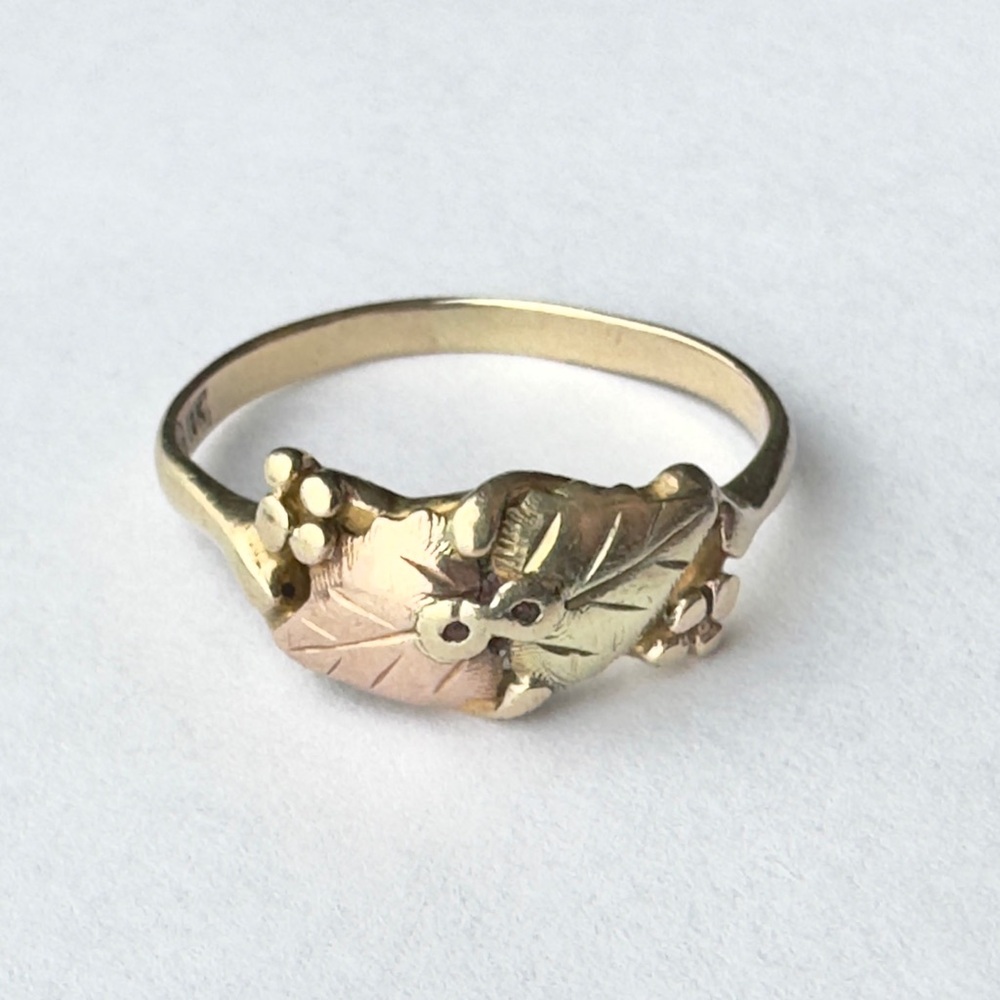 Vintage 10k Tri-Color Black Hills Gold Leaf and Berry Ring, Size 9, 2.4g
